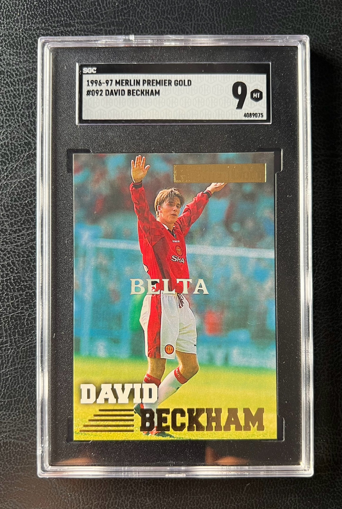 1996 - 1997 | DAVID BECKHAM | MERLIN PREMIER GOLD
#092 | Manchester United | ROOKIE CARD | SGC 9